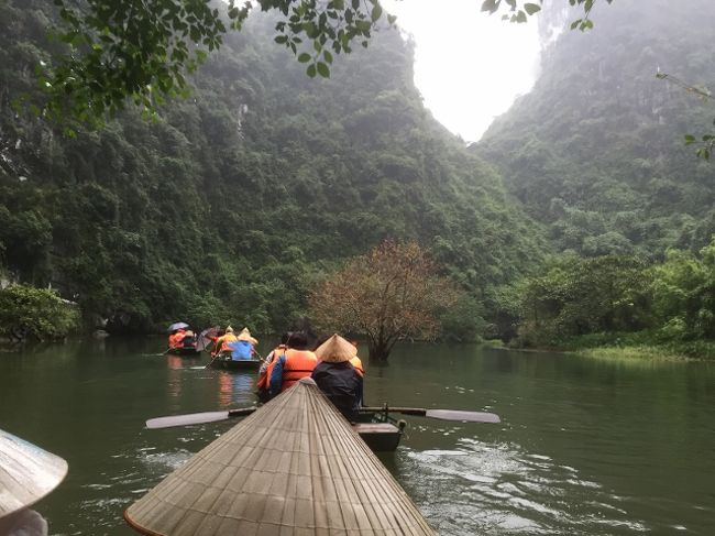 洞窟内はゆっくり進むのでこんな感じで渋滞することも。
