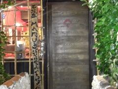 空港から路線バスに乗車してまずは石垣市内に向かいました。バスはかなりの頻度で出ていますので便利です。
市街地に到着後、ホテルにチェックインしてフロントの方のおススメの店を教えてもらいました。初日は石垣牛の焼肉です。