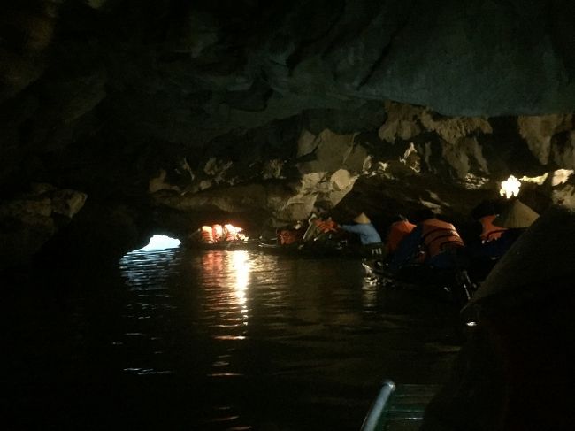 洞窟内はところどころ照明がついています。