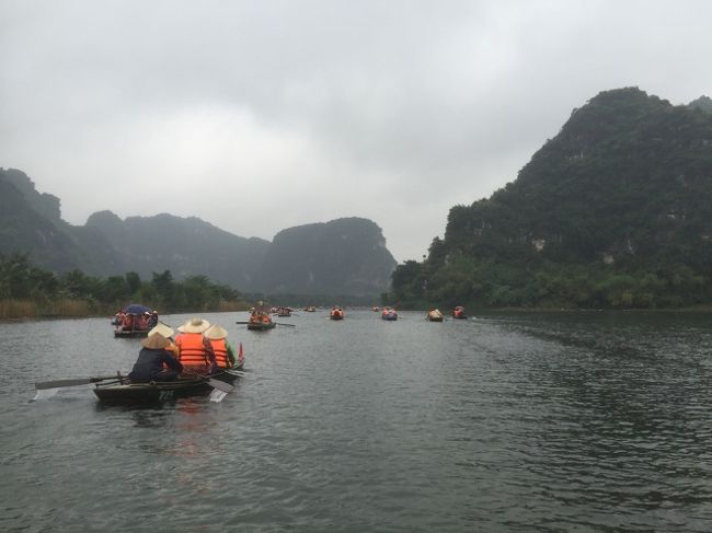 コースは数字の６のような感じで最後は同じ所を戻ります。<br />帰りは川を遡るので、なんとなく余分に積んである櫓で客も一緒に漕ぎます。<br />元の船着場に戻り、船頭さんにチップを払います。<br /><br />帰りはトイレ休憩なしでメリダホテルまで一気にかえりました。<br />私たち以外は他のツアーのようで、ホテルまで送迎付きだったようです。