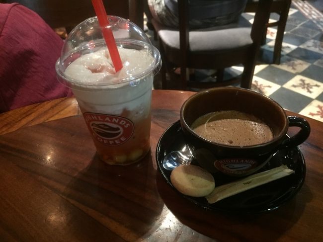 左は超甘いラテ。右はエスプレッソ並に苦いコーヒー。<br />交互に飲むとちょうど良い。