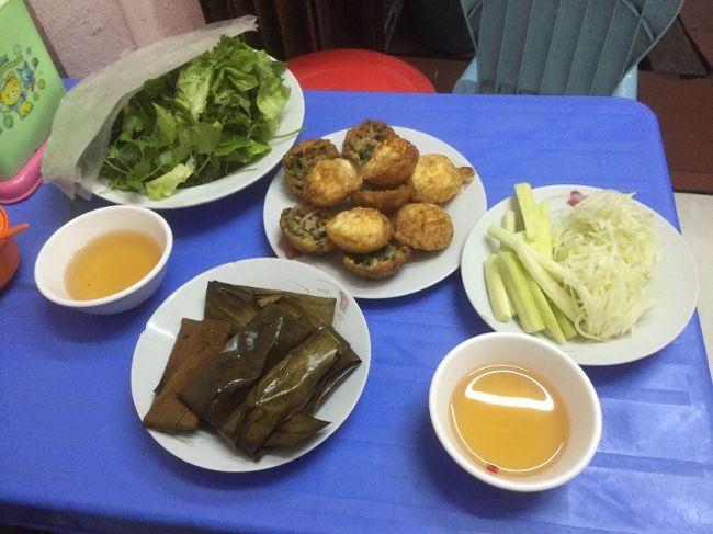 中央の丸いのがBANH CANバインカン。<br />揚げたタコ焼きのよう。具は卵入りとひき肉入りが5個ずつ。<br /><br />左下のバナナの葉に包まれて蒸したものがBANH BOT LOCバインボロック。<br />タピオカ粉にエビが入っている。<br /><br />写真を撮り忘れましたが、あとBANH XEOバインセオも食べました。<br />ライスペーパーや生野菜と一緒に食べました。<br />右上の青いパパイヤの酢漬けが口直しになっておいしかったです。