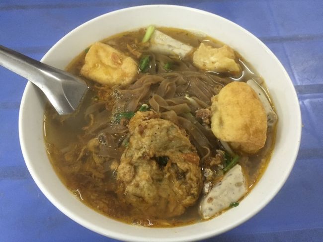 これがBANH DA CUAバインダークア。<br />バインダーという茶色いサトウキビを練りこんだ米麺に、<br />カニをすりつぶしたものがスープに入っています。<br />具は揚げや練り物などで、少し油っぽいですがめちゃくちゃうまいです。