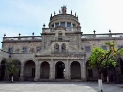 Hospicio Cabanas　オスピシオカバーニャス

1821年に感化院、病院、孤児院、救貧院の機能を統合する複合施設で現在は文化会館として使用されている。
http://hospiciocabanas.jalisco.gob.mx/