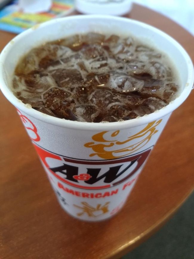 何回飲んでも美味しいと思わない「ルートビア」です。今回も美味しくありませんでした！