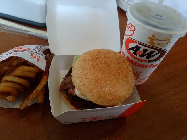 ルートビアは美味しくはないんですが、バーガー類はボリューム満点で美味しいです。でも意外と高いんです。