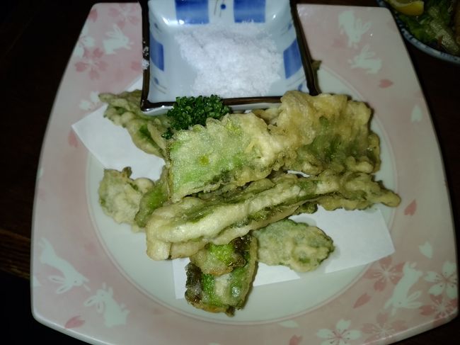 島で採れる野菜の天ぷらです。他にも美崎牛のにぎりやラフテーを食べました。お腹もいっぱいになったので、今回の「メイン」スナックに直行です。