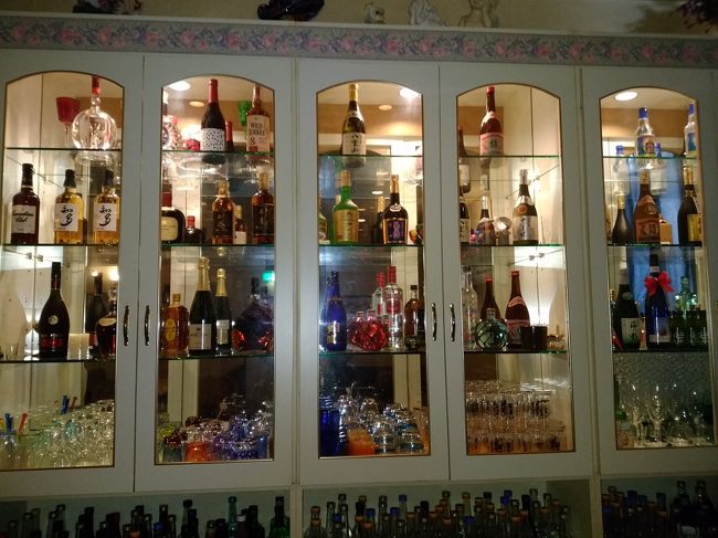 入店したら女性が一人いました。聞くと夏川りみさんの妹さんです。似ていますよー！<br />店内には洋酒も置いていますが、基本は「泡盛」です。開店すぐですので他にホステスはいませんでした。20時くらいになると皆が揃うそうです。<br />泡盛を飲みながら店内を見回すと夏川りみさんの写真だらけです。流れる音楽も夏川りみさんがメインです。<br />もっと書きたいのですが、行って確かめて下さい。