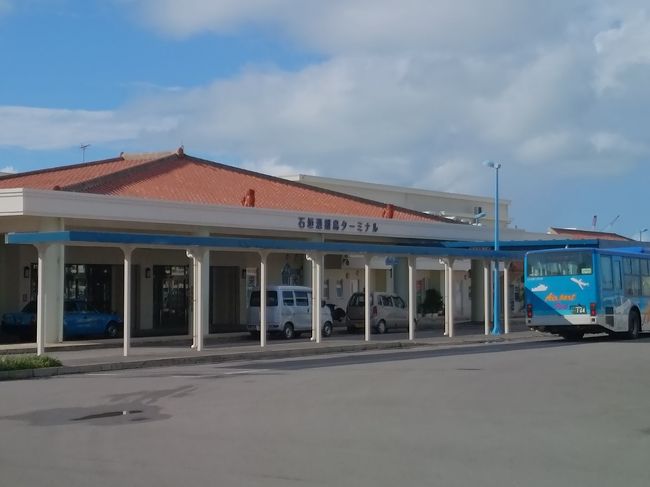 石垣島の海の玄関口石垣港フェリーターミナルです。先島諸島の向かうことができます。また、空港への路線バスの発着場にもなっています。