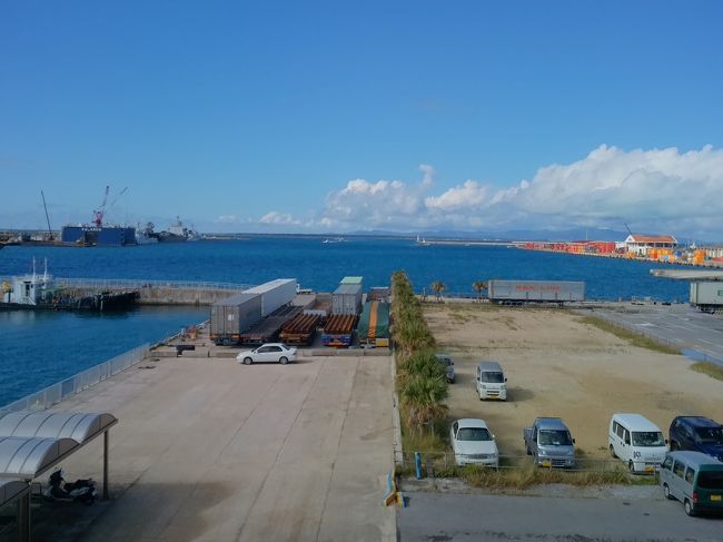 フェリーターミナルの屋上に行くことができます。海がメッチャ綺麗です。