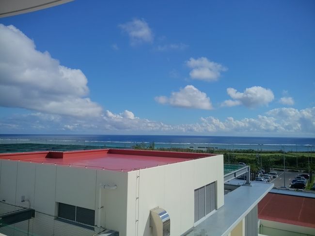 そばも食べ終わり、時間に余裕があったので展望デッキに行きました。飛行機との距離がかなり近く感じる空港です。少し小高い場所の空港はあるので海が綺麗です。