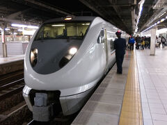 名古屋駅到着。
この日の「しらさぎ」は新し目な683系8000番台。