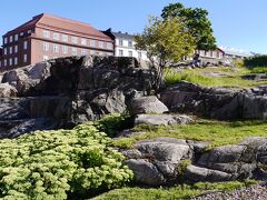 建物が並ぶ街の中に突然現れる岩山。
このドーム状の岩の中に入ります。