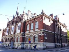 トラムで移動。デザイン博物館へ。開館まで少しあったので周りを散策。この裏手にはユーゲントシュティールのファサードの建物が目立ちました。