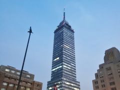 ベジャス・アルデス宮殿のすぐそばには44階建てのラテンアメリカタワーが建つ。1956年に建設されたビルで、当時中南米では最も背の高いビルだったのだとか。ラテンアメリカタワーはメキシコシティの中でも5番目の高さらしいが、街の象徴的な建物である。