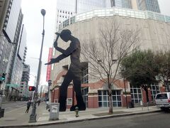 ハンマーを打ち下ろす黒い大きな彫刻 『ハマリング・マン（Hammering Man）』が目印のシアトル美術館