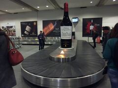 成田空港からパリ・シャルルドゴール空港経由でボルドー・メリニャック空港に到着。

入国審査を終え、荷物をピックアップしにターンテーブルへ。
じゃじゃ〜ん。大きなワインボトルがお出迎え！
さすがワインの街ボルドー！！

ワクワクさせてくれる演出ですね☆