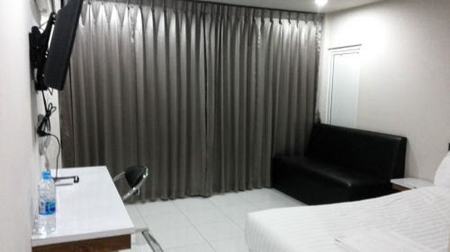 仁川経由でバンコクに到着〜。<br />今日のお宿はドンムアン空港から車で10分の「プールハウス」。<br />agodaで１泊4000円弱でした。<br />空港からものすごく近いんだけど、ものすごく分かりにくいのでドライバーに宿に電話してもらわないと絶対にたどりつけないと思う。<br />とにかくスタッフが超フレンドリーでイイ感じ。