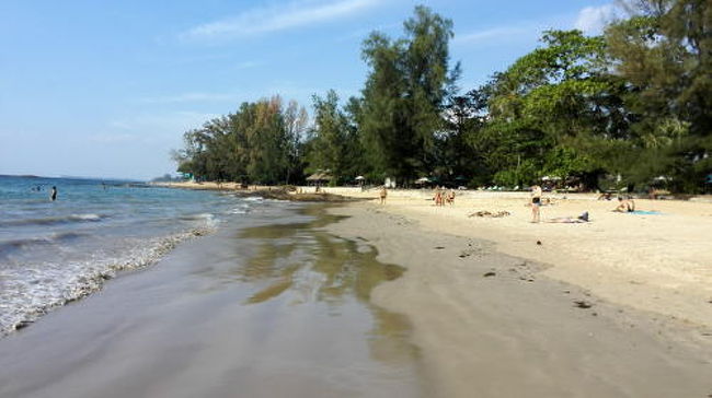 朝10時の飛行機でドンムアンからプーケットへ。<br />そこから車で40分でカオラック。<br />送迎は「カオラックナビ」にお願いしました。<br />往復2400Bなり。<br />プーケットのパトンビーチに行くのと変わらんな。<br />しかし、海はプーケットと同じレベル。