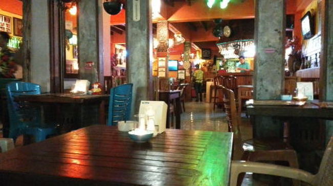 夕食はホテルの近くのタイ＆インターナショナル料理。<br />メニューはピザ、ハンバーガー、グリーンカレー、パスタなど、タイの観光地にありがちな店。