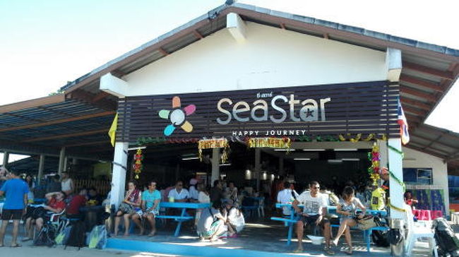 いよいよシミラン島へ！<br />「タイ　プーケット旅行」にお願いして、シミラン諸島ツアー１泊２日、１人5750Bなり。<br />テント泊なら一人1000B安くなるよ。<br />日帰りだと2000Bくらいからあるんだけど、１泊だといきなり高くなる。<br />朝８時半にホテル前にお迎えが来て、20分くらいで埠頭へ。