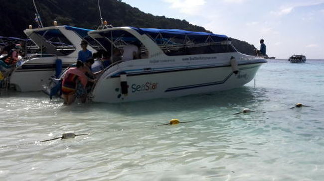 スピードボートでホック島まで90分弱。