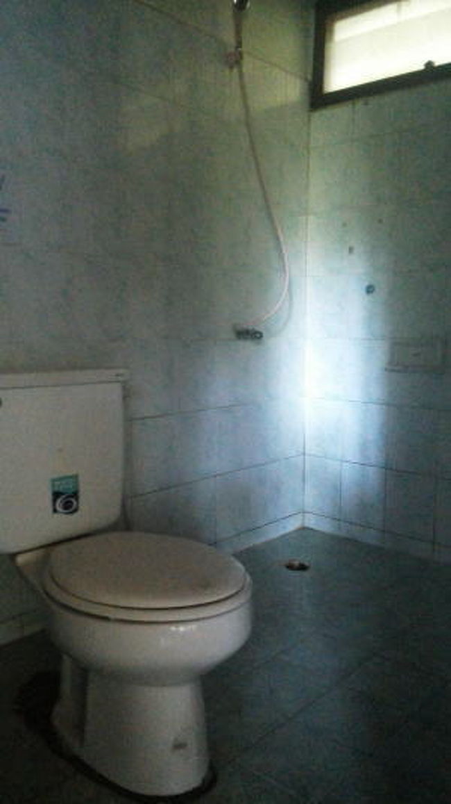 シャワー最悪。<br />電気が壊れてて真っ暗なうえに水がチョロチョロしか出ない。<br />この日は風呂なし。