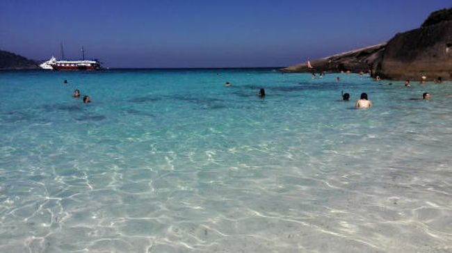 チェックインして休憩の後は、遠くに見える大きい船に乗って移動します。