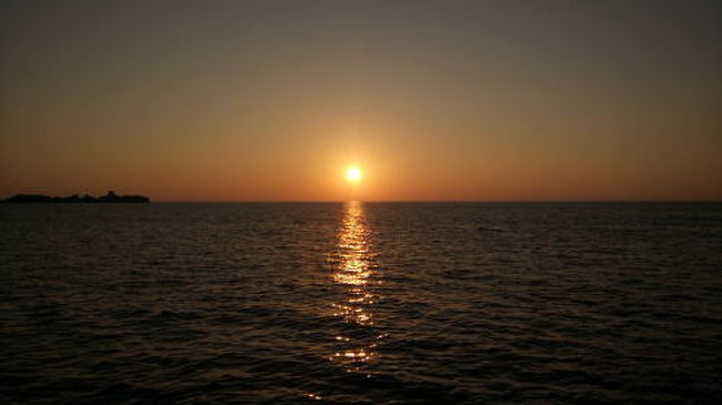 船の上からサンセットを見たらミアング島に戻ります。