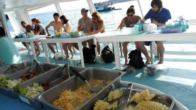 ボートでフェリーに移動して船上で朝食。<br />島には全員が食事できるスペースはないっぽい。<br />ちなみにこの船の中に泊まることもできて、船底にはベッドが60台くらいあるらしい。