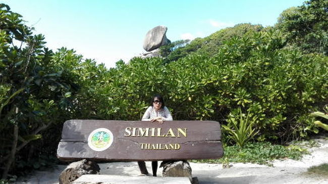 後ろにある岩の上に登ります！！<br />道が細い上に大勢上るからちょっと時間がかかります。