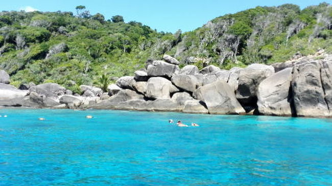 再び船に戻り、最後のシュノーケリング。<br />白人はライフジャケットをつけないで泳いでいる人が多かった。<br />イギリス南部から夫婦で来ているというおばちゃんに聞いたら「子供の頃から海で泳いでいるから」だって。<br />「イギリスの海って寒くないの？」と聞いたら「とても寒い」だって。<br />気合いだ。