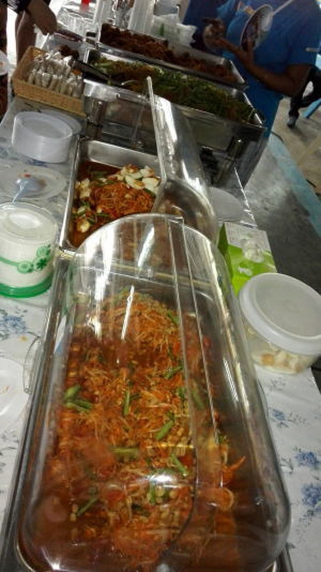 このツアーのすごいところは、食べ物がやたら出るんだよね。<br />埠頭に着いたら軽食が用意されていて、アイスクリームもありました。<br />ここでシャワーを浴びたりしながら迎えの車を待ちます。<br />ここもフリーWifi。