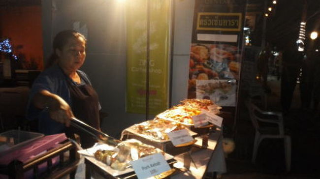 埠頭からカオラックのホテルまで車で送ってもらって夕食へ。<br />すでに埠頭でシャワーを浴びているので、あとは食べて帰るだけだ。