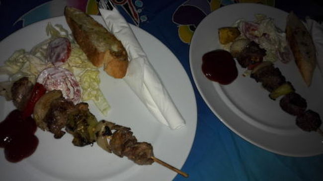 100Bなら、と試しに食べてみたら結構ちゃんとしてるじゃありませんか。<br />ガーリックブレッドとサラダもついてるよ。<br />これで100Bは安い。<br />でも屋台と変わらないテーブル席だからなあ。