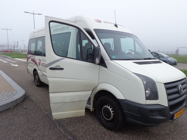 ここからルクセンブルクへは、バスで行くものと思っていました。<br />ところがどこにもルクセンブルク行きのバスはなく、メッスやナンシーといったフランスの都市行きばかり。メッス行きのバスの運転手にルクセンブルクに行きたいと聞いたら、写真の車を指差しました。<br />「え、あれなの！？」と思い、バンのドライバーに聞いたら、ルクセンブルク行きとのこと。まさかのジャンボタクシーでした。