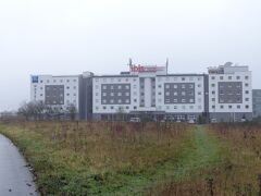 中央駅から30分ほどで空港に到着。空港近くのイビスホテルに向かいました。