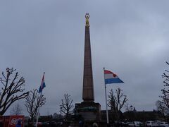 少し歩いて、憲法広場へやってきました。
ここら辺に来ると、少しずつ観光客がちらほら見えてきました。