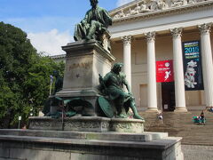 国立博物館は、駅からすぐ。
ギリシア神殿みたいな大きな石柱のある建物です。

内部での撮影は、入場時にチケットを買わなくてはいけない。
知らないで入ってしまい注意されました。
もう入った後だったんで、買わなかったんだけど、やっぱり買えばよかった。

メモだけじゃダメね。
自分で書いたメモの意味がわからないのよ・・・。

展示には、ハンガリーの歴史のダイジェストがぎっしり詰まっています。
じっくり見ているとどんどん時間がたっていきます。
