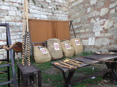 歩いて王宮の丘に戻ってきました。
下からは、エスカレーターとエレベーターで上がってきたから簡単。

途中で弓矢で遊べる場所がありました。
