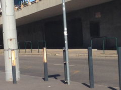 次の日、緊張のブダペスト脱出。

チケットが安い　Orangeways というバスでウィーンまで行くことにしました。
地下鉄のNepligetから出ているのですが、停留所がわかりにくかった〜。

同じ駅にVolanバスのターミナルがありますが、Orangeways はそこからは出ていません。
インフォーメーションに聞いたら、ここは違う。っていうから、じゃあどこ？って聞いたら、外。って言われただけ。
もうちょっと丁寧に説明してくれないかなあ。
ハンガリーのサービスってこんな感じみたいです。

ぐるぐる回って見つけたのは、ここ。
簡単なサインしかないんです。ってどれ？
あの黄色いところに　Orangeways って書いてあるだけ。
ちっちゃすぎでしょ？

チケットオフィスの建物もあるけど、サインが見にくい。

