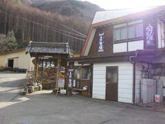 贄川宿の国道19号線沿いの食堂と宿場、
昼食の時間で盛り蕎麦と天ぷら定職を頂ました。