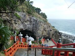 雨が降る中、鵜戸神宮へ。 
洞窟の中に本殿があります。