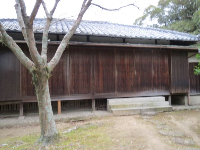 写真は閉まっていますが左にも入り口ありますが　石段を上がって<br />お入りください