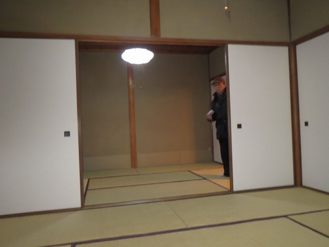 内部は二部屋　置くはご婦人のしたく部屋に