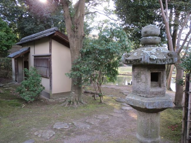 入ったところから、露地草履に履き替え　腰掛待合へ左の建物です<br />寒い時はコート着用で