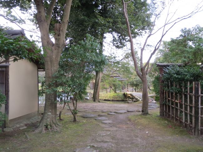 左に見ながら　再び　橋の向こうに茶室が