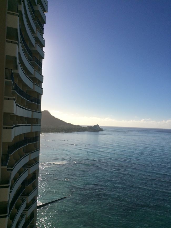 2日目の朝で〜す...<br />と寝起きで毎朝ラナイへ出てブツブツ言いながらビデオを回す。から朝が始まる母。<br /><br />が！年々歳を重ねる毎に疲れが抜けきらない。笑  初日から一家で寝坊〜<br />既に起きたら8時半。。笑<br /><br />普段はとにかく朝が苦手でなかなか起きられないのに、なぜかHawaiiへ来ると必ず一番に起きビデオを回すはずが、、<br />やっちまった〜<br />今回は寝坊から始まりました。笑    <br /><br />既にいい陽が出ています。本日も快晴〜<br />