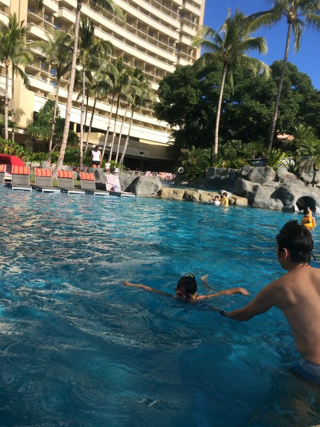 ひとまずチェックアウト完了して...<br /><br />チェックイン出来る時間までのんびり、Pool&amp;Beachを楽しみま〜す。<br /><br />常夏といえどやはり冬のPool&amp;Beachは冷たいです。。<br />それも気にせず父娘は朝からPool満喫〜 前職がスイミングのイントラのパパ。娘は現在スイミングを習っている為、滞在中パパは娘の専属コーチに。<br />あとはバタフライで4泳法完了の娘。<br />今回はひたすらバタフライ特訓〜笑