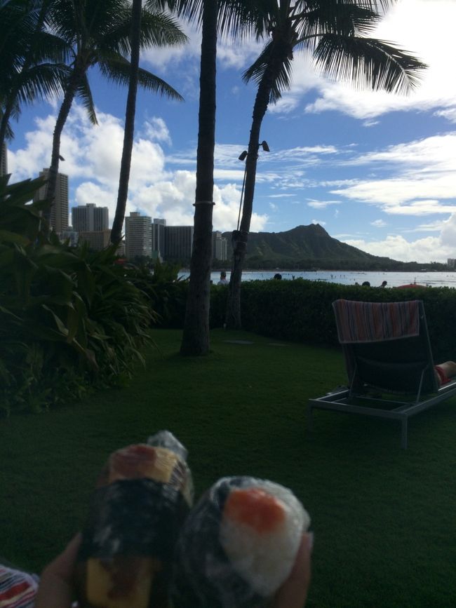 ひと泳ぎしてきた後はようやく朝ごはん〜 というか、、ブランチになってしまった。笑<br /><br />いつも滞在中朝ごはんでよく利用するいやす夢にパパ&amp;娘でおつかい〜<br />他のは食べた事がない、いつものチーズスパムと明太子。。笑